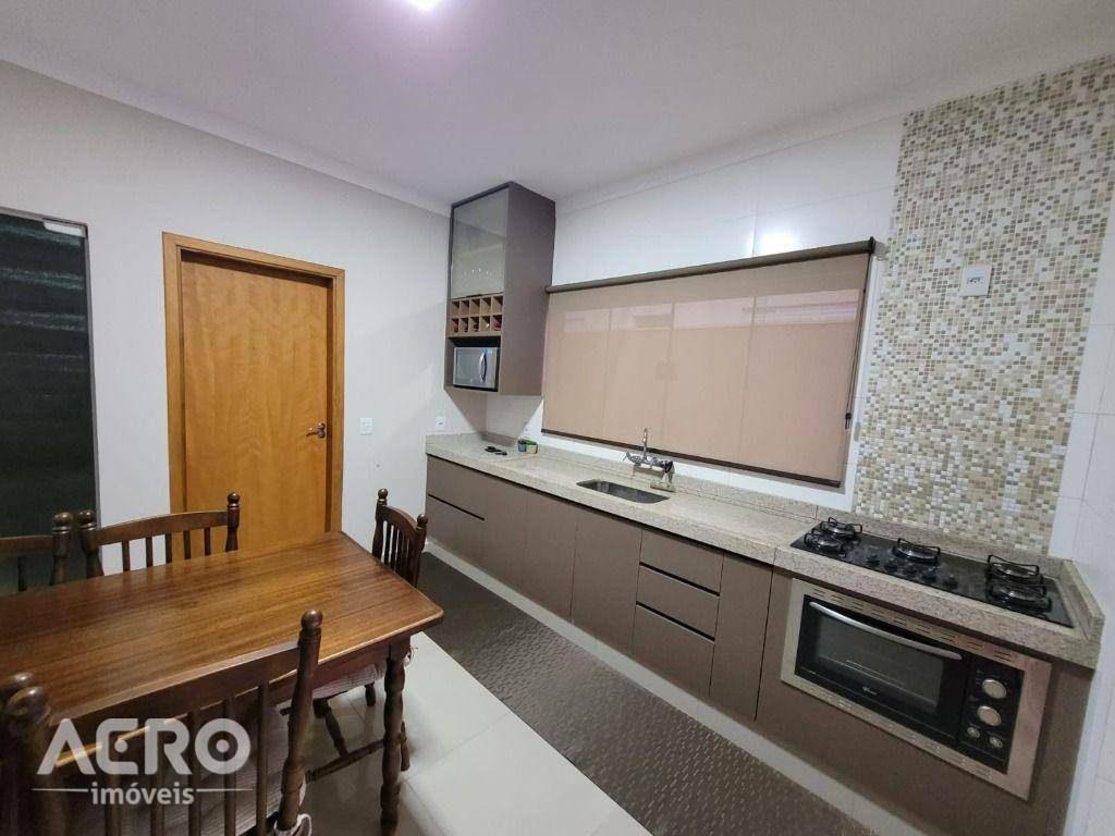 Casa de Condomínio à venda com 3 quartos, 210m² - Foto 4
