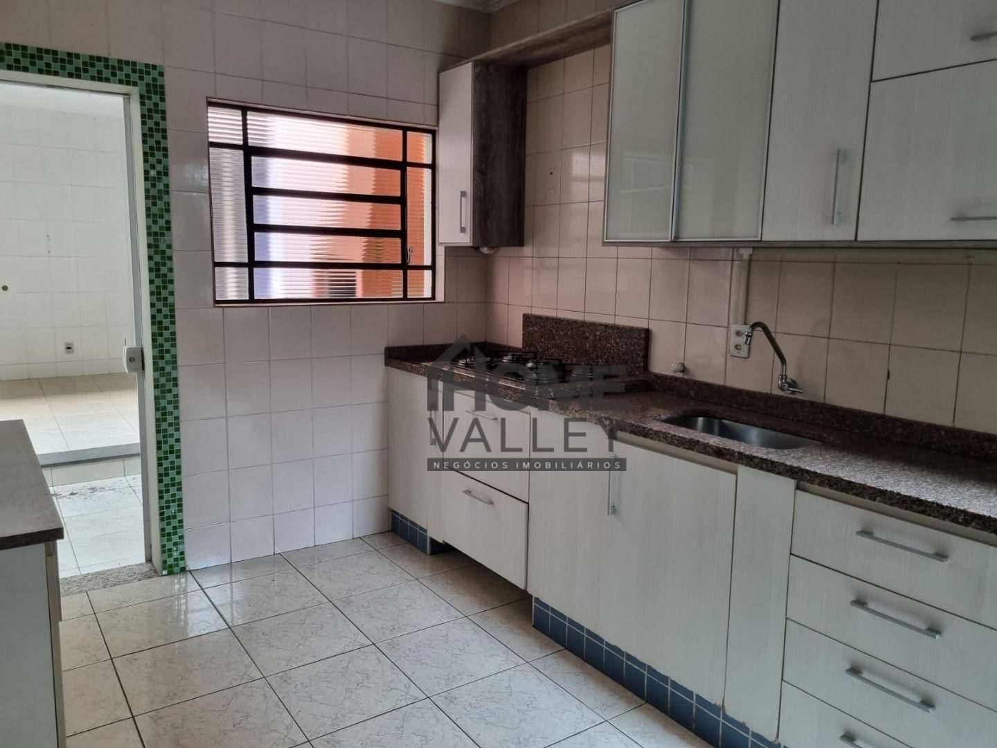 Casa à venda e aluguel com 4 quartos, 220m² - Foto 3