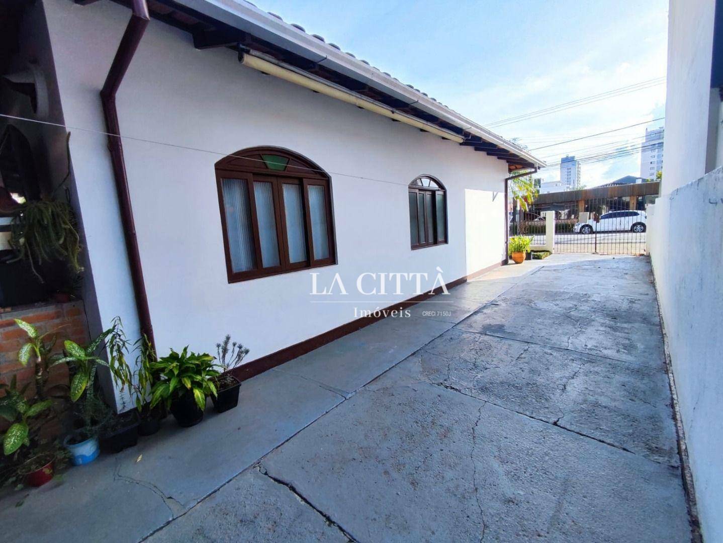 Casa à venda com 3 quartos, 254m² - Foto 4