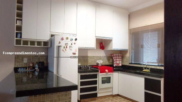 Casa à venda com 3 quartos, 300m² - Foto 1