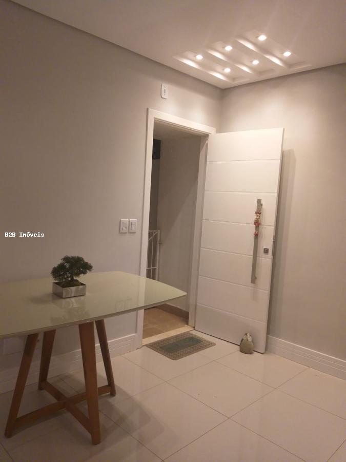 Casa à venda com 2 quartos, 67m² - Foto 4