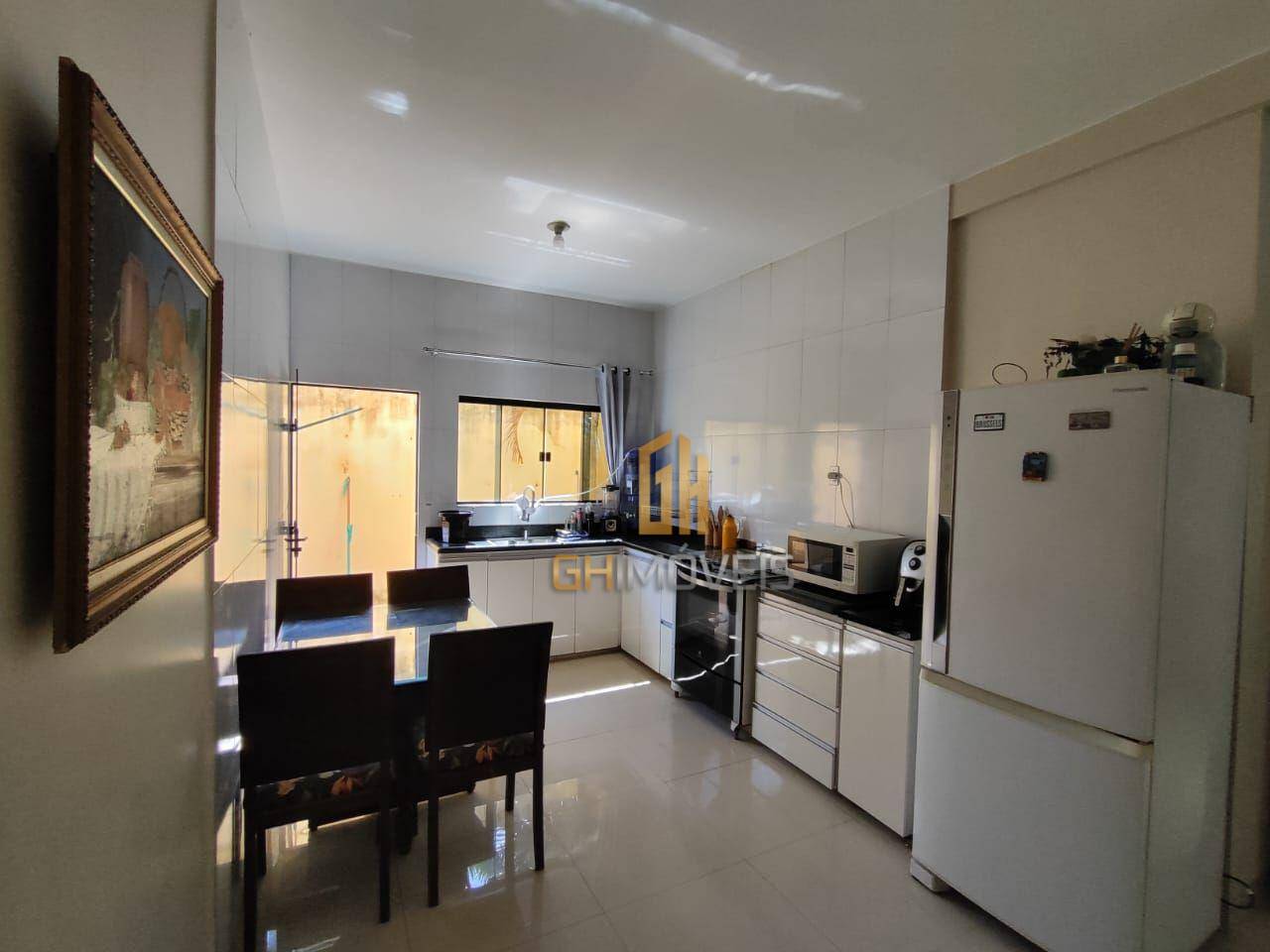 Casa à venda com 3 quartos, 180m² - Foto 1