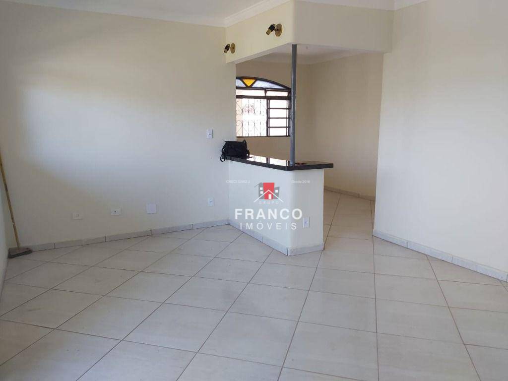 Casa à venda com 6 quartos, 300m² - Foto 2