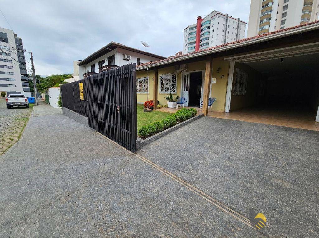 Casa à venda com 2 quartos, 251m² - Foto 2