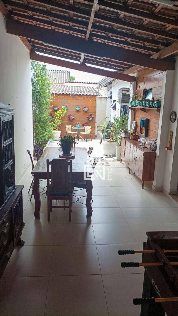 Casa à venda com 3 quartos, 200m² - Foto 1