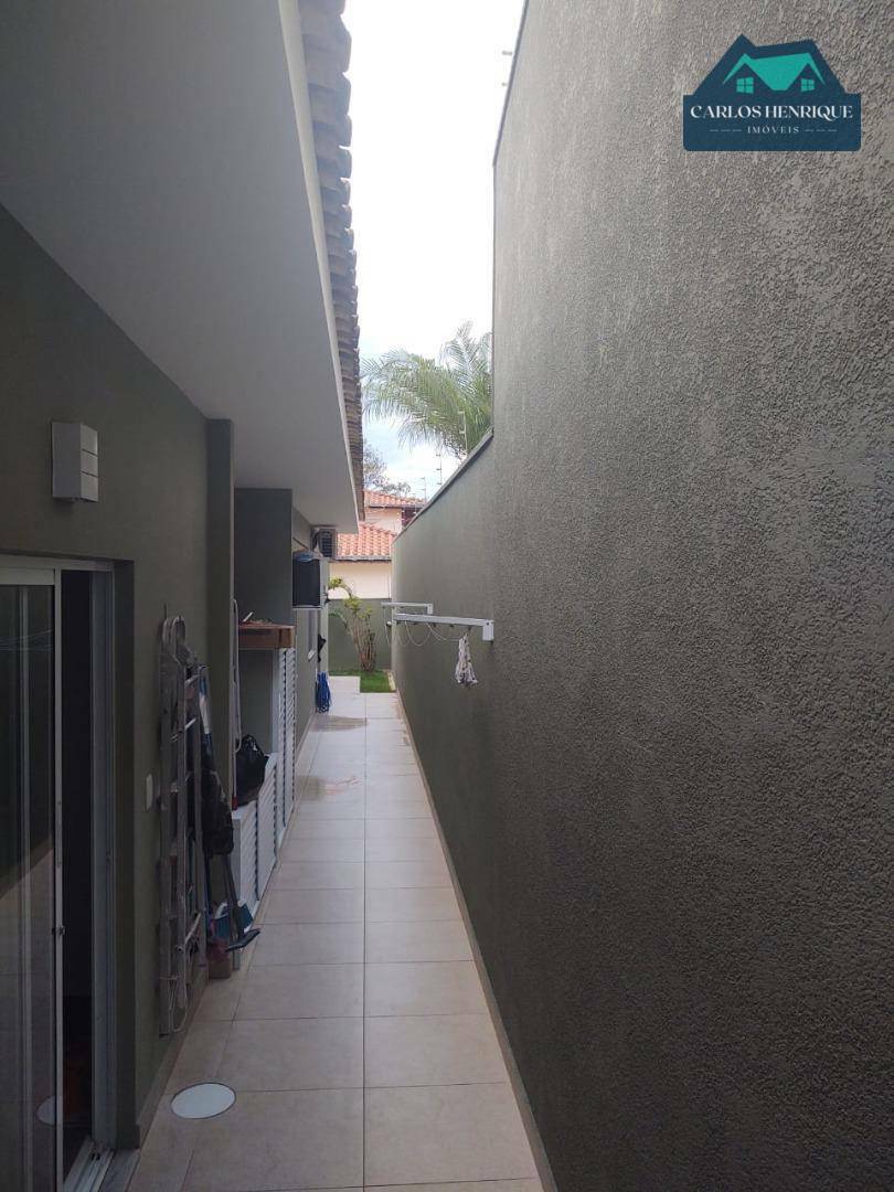 Casa à venda com 5 quartos, 240m² - Foto 4