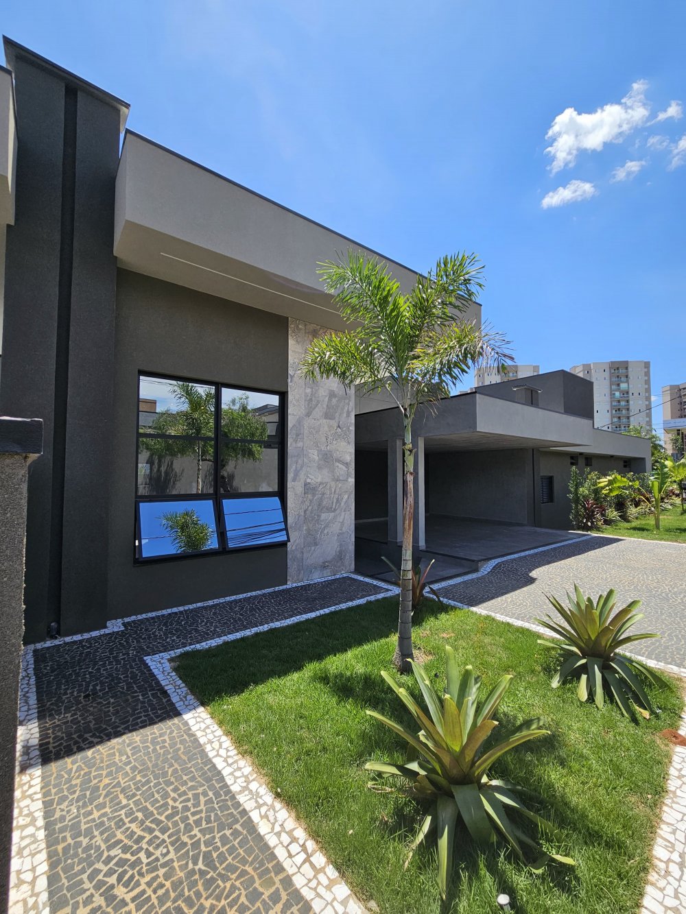 Casa de Condomínio à venda com 3 quartos, 228m² - Foto 1