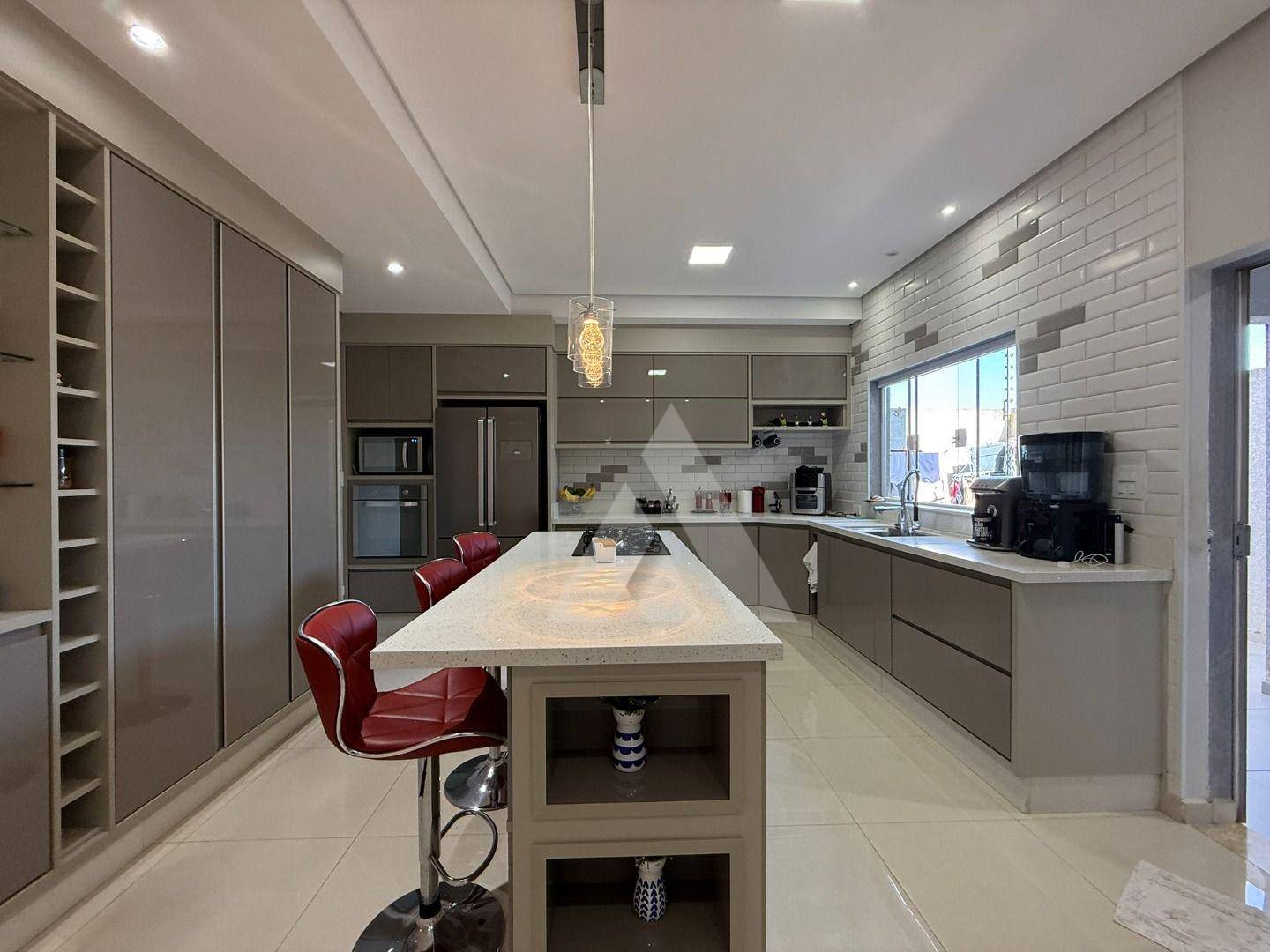 Casa à venda com 3 quartos, 180m² - Foto 1