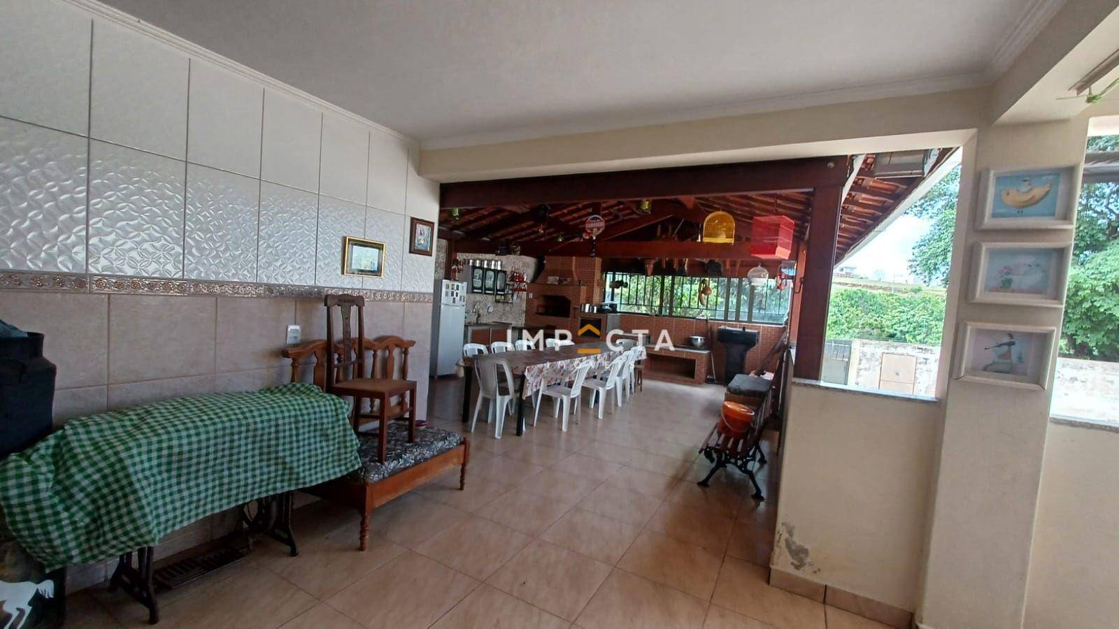 Casa à venda com 4 quartos, 320m² - Foto 2