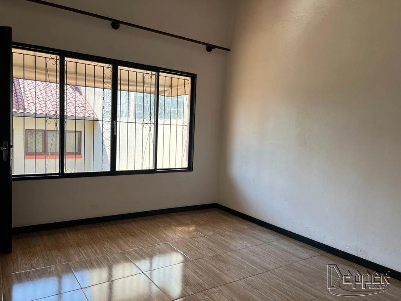 Casa à venda com 3 quartos, 210m² - Foto 2