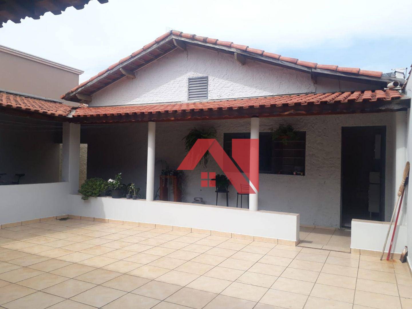 Casa à venda com 3 quartos, 198m² - Foto 1