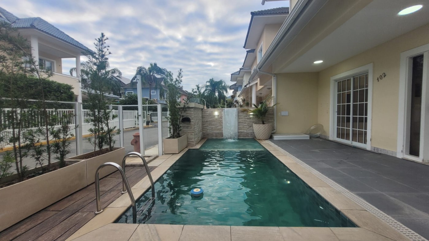 Casa de Condomínio à venda com 3 quartos, 240m² - Foto 1