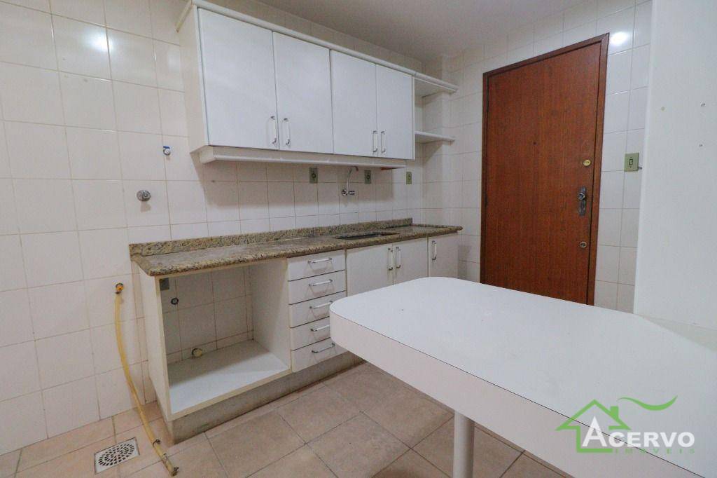 Apartamento para alugar com 3 quartos, 147m² - Foto 13