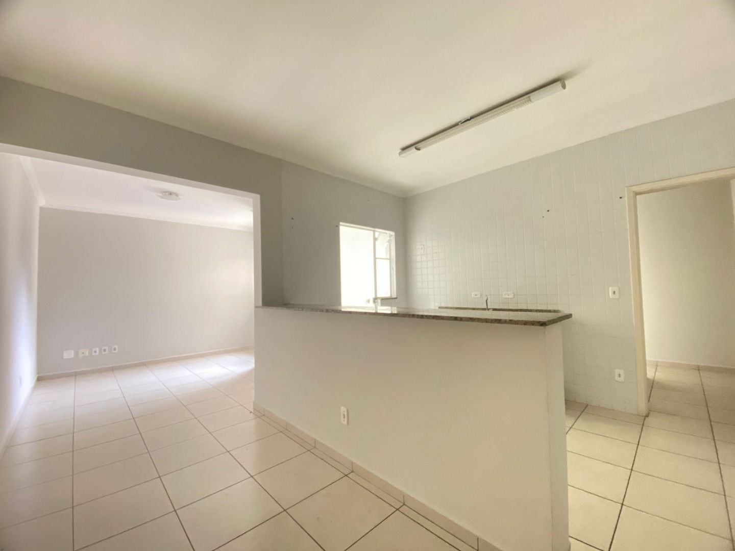 Apartamento à venda com 2 quartos, 70m² - Foto 2