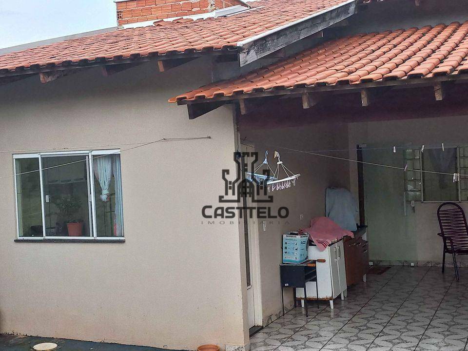 Casa à venda com 2 quartos, 125m² - Foto 2