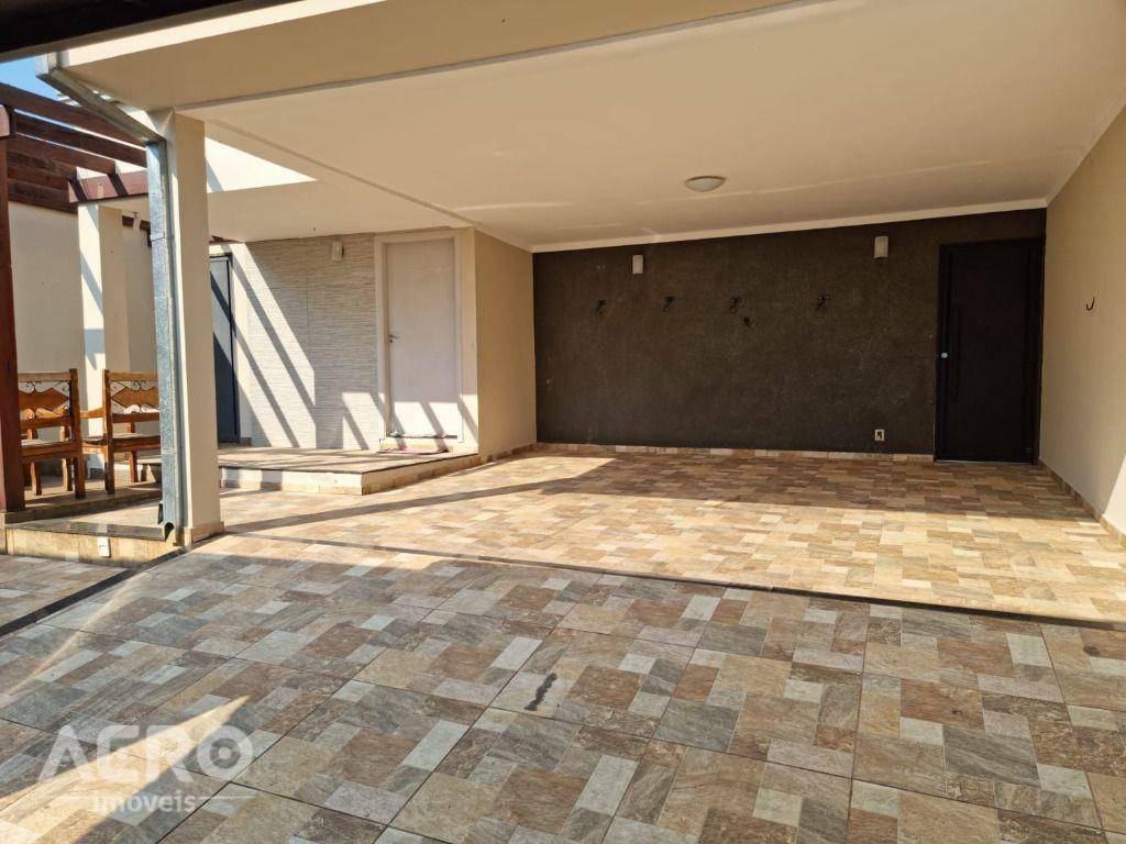 Casa à venda com 3 quartos, 175m² - Foto 1