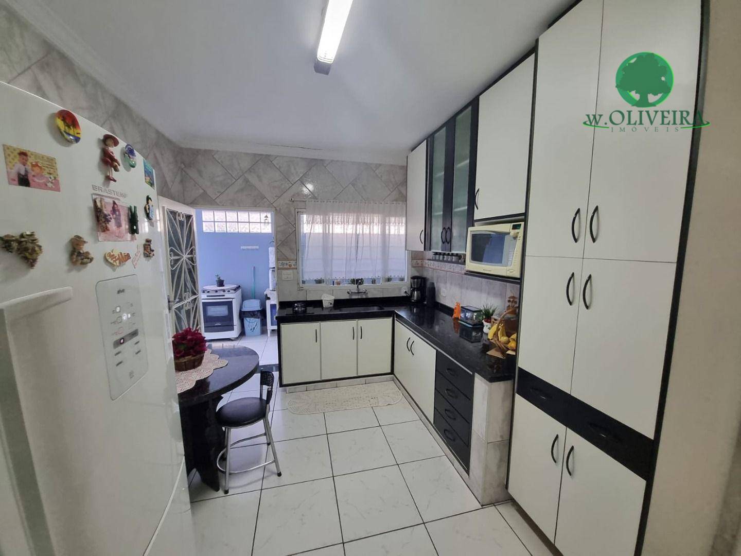 Casa à venda com 4 quartos, 190m² - Foto 2