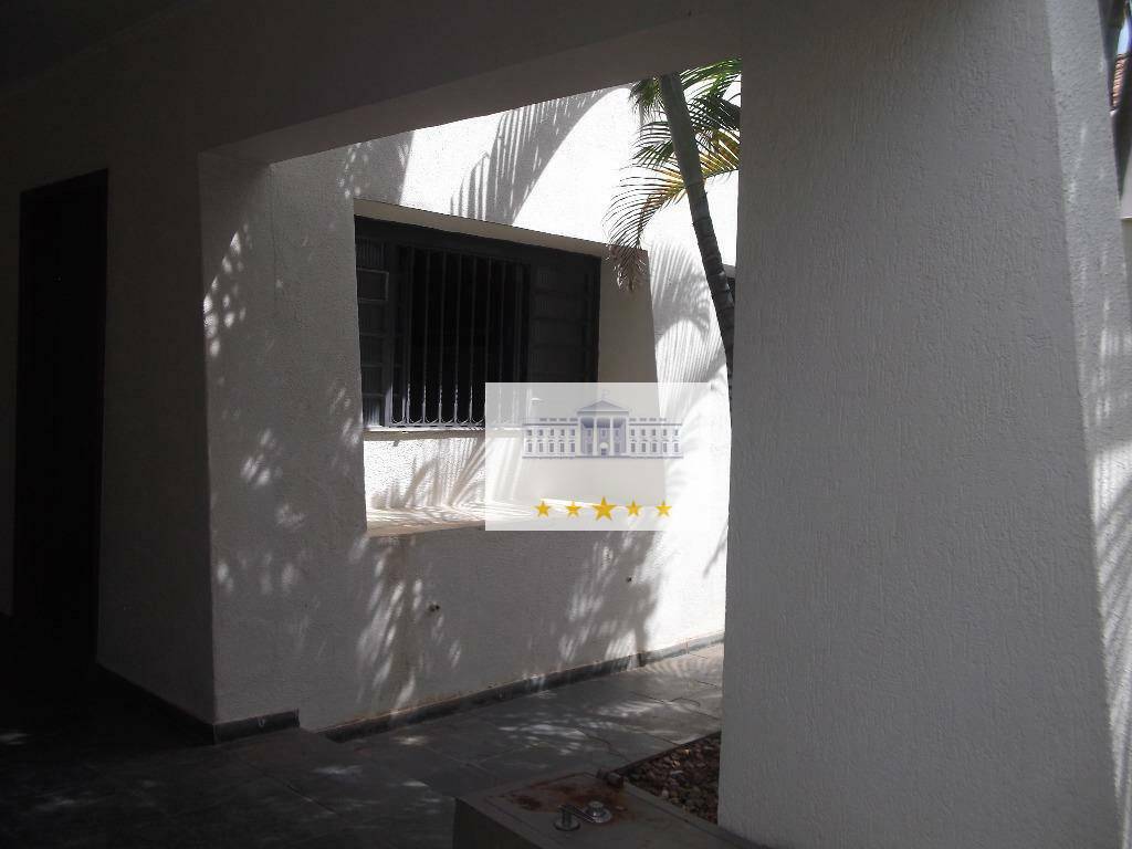 Casa à venda com 3 quartos, 215m² - Foto 1