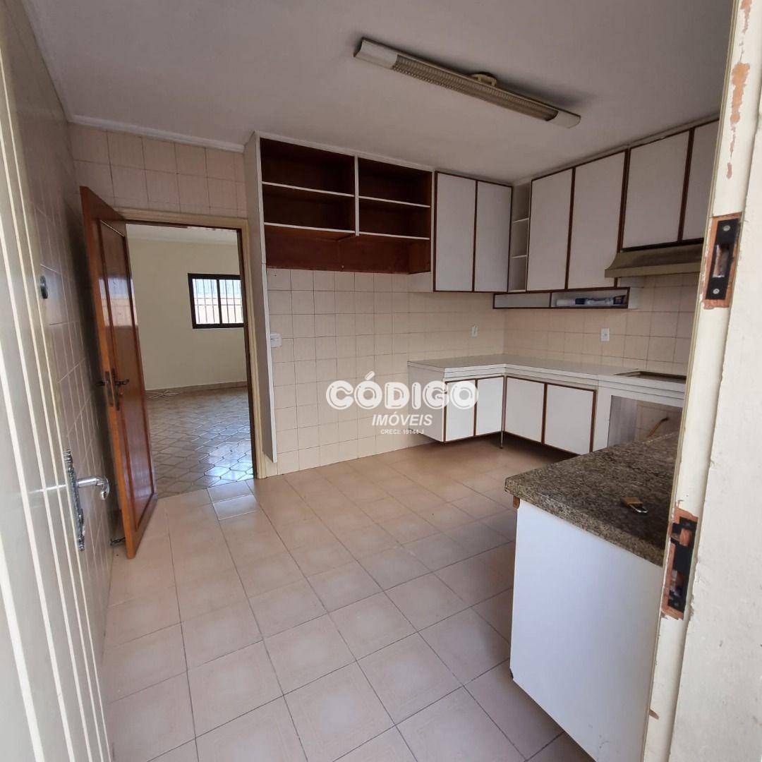 Casa à venda e aluguel com 3 quartos, 250m² - Foto 10