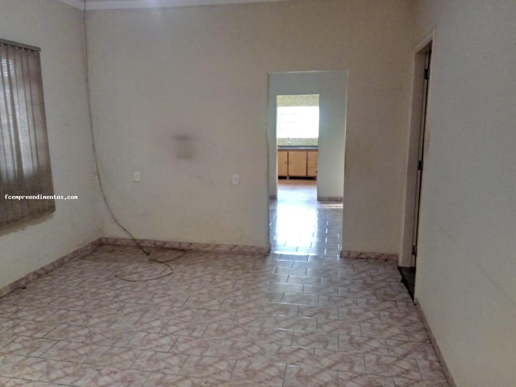 Casa à venda com 4 quartos, 343m² - Foto 1