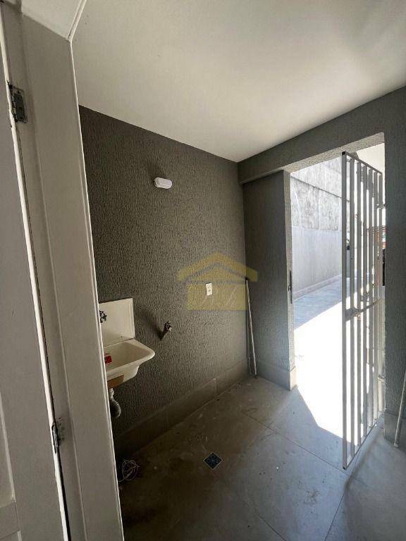 Casa para alugar com 2 quartos, 40m² - Foto 11