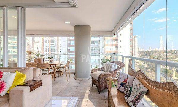 Apartamento à venda com 3 quartos, 208m² - Foto 2