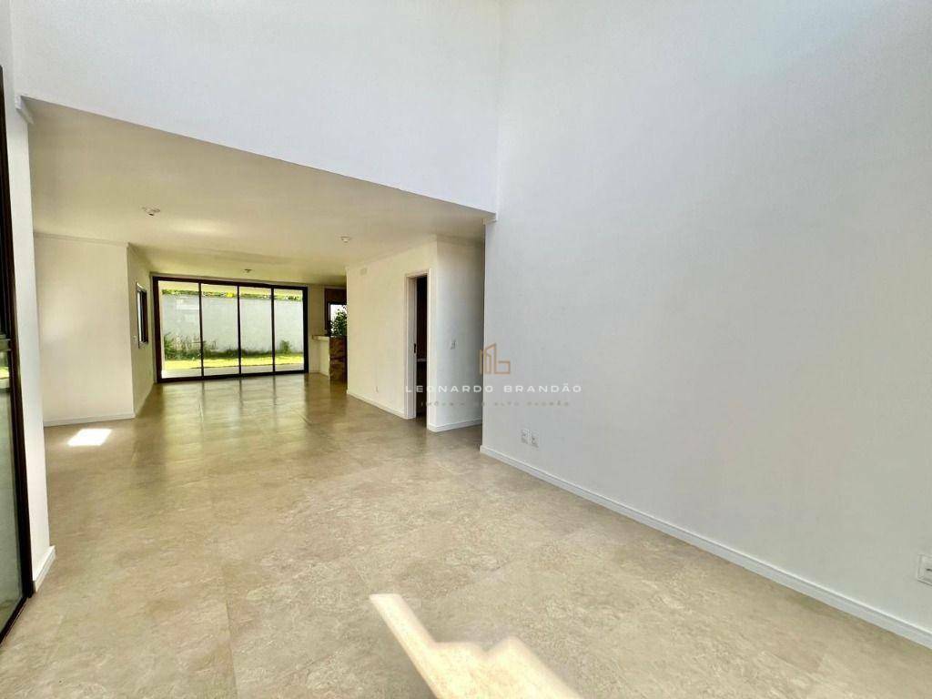 Casa de Condomínio à venda com 3 quartos, 236m² - Foto 4
