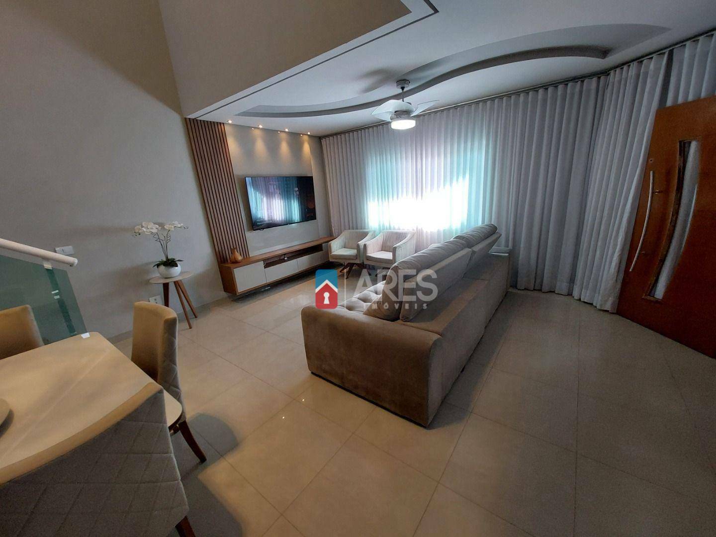 Casa à venda com 3 quartos, 231m² - Foto 1