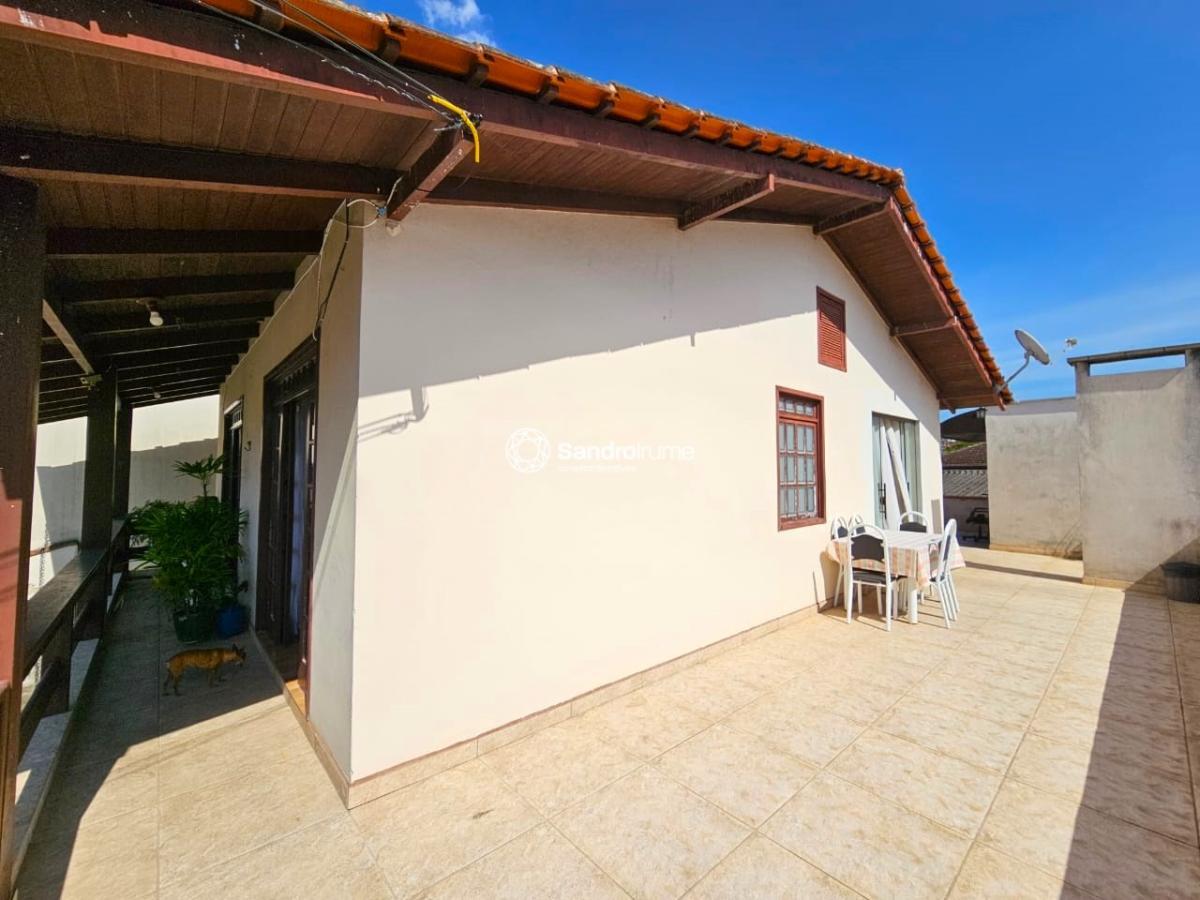 Casa à venda com 4 quartos, 220m² - Foto 2