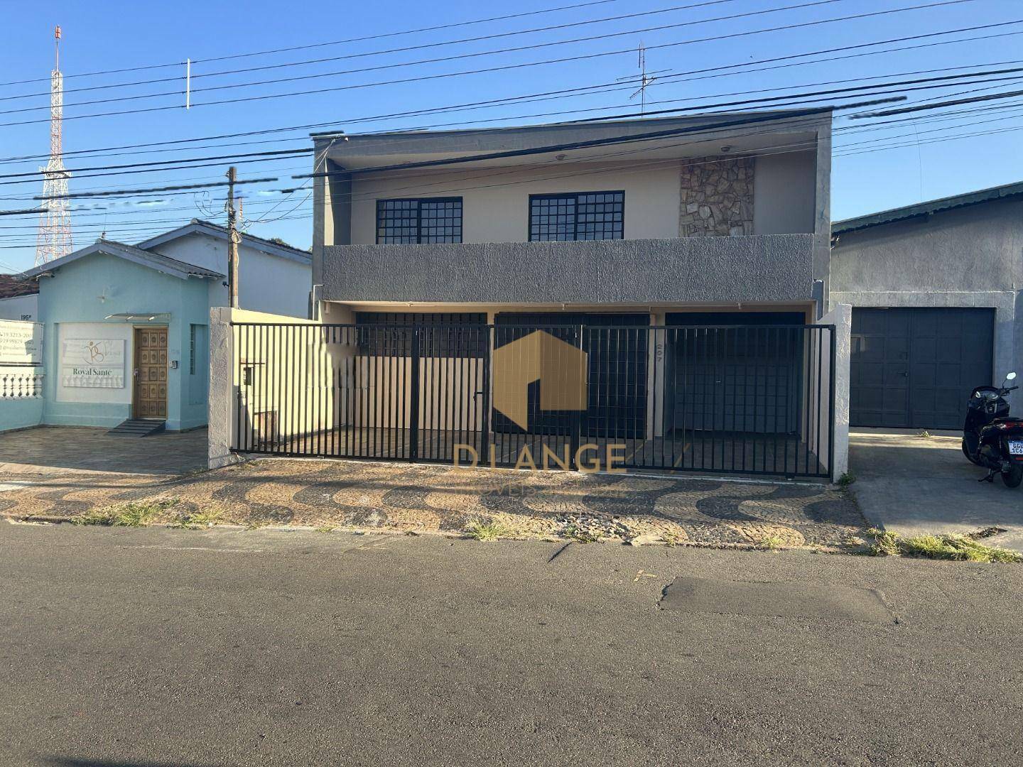 Casa à venda com 3 quartos, 300m² - Foto 1