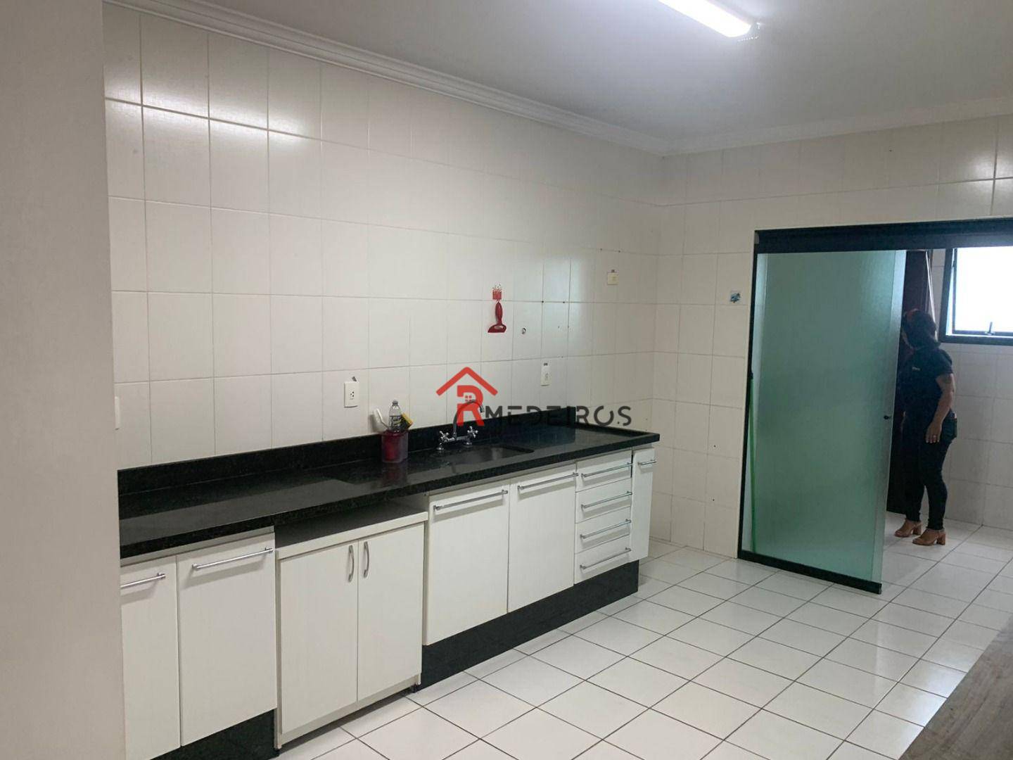 Apartamento para alugar com 3 quartos, 136m² - Foto 14