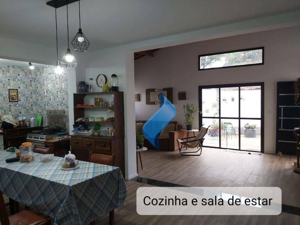 Casa à venda com 3 quartos, 234m² - Foto 3