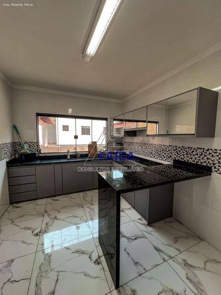 Casa à venda com 5 quartos, 240m² - Foto 6