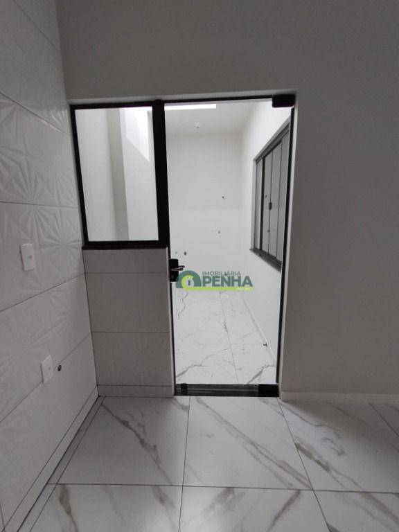 Casa à venda com 2 quartos, 60m² - Foto 4