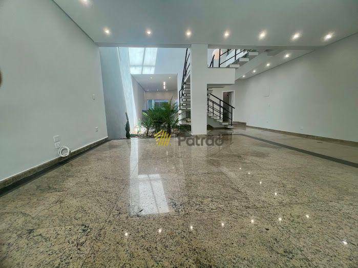 Sobrado à venda com 3 quartos, 244m² - Foto 1