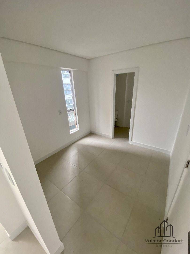 Apartamento para alugar com 3 quartos, 97m² - Foto 12