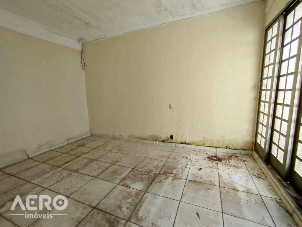 Casa para alugar com 4 quartos, 220m² - Foto 4