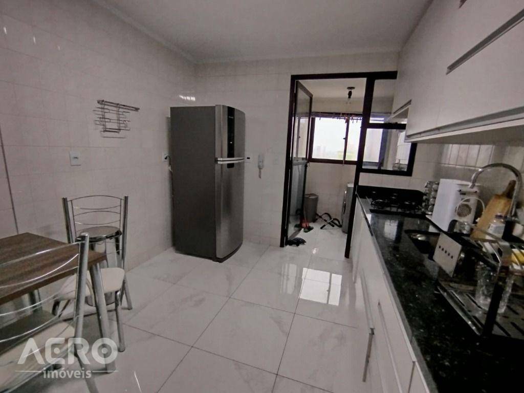 Apartamento para alugar com 2 quartos, 75m² - Foto 12