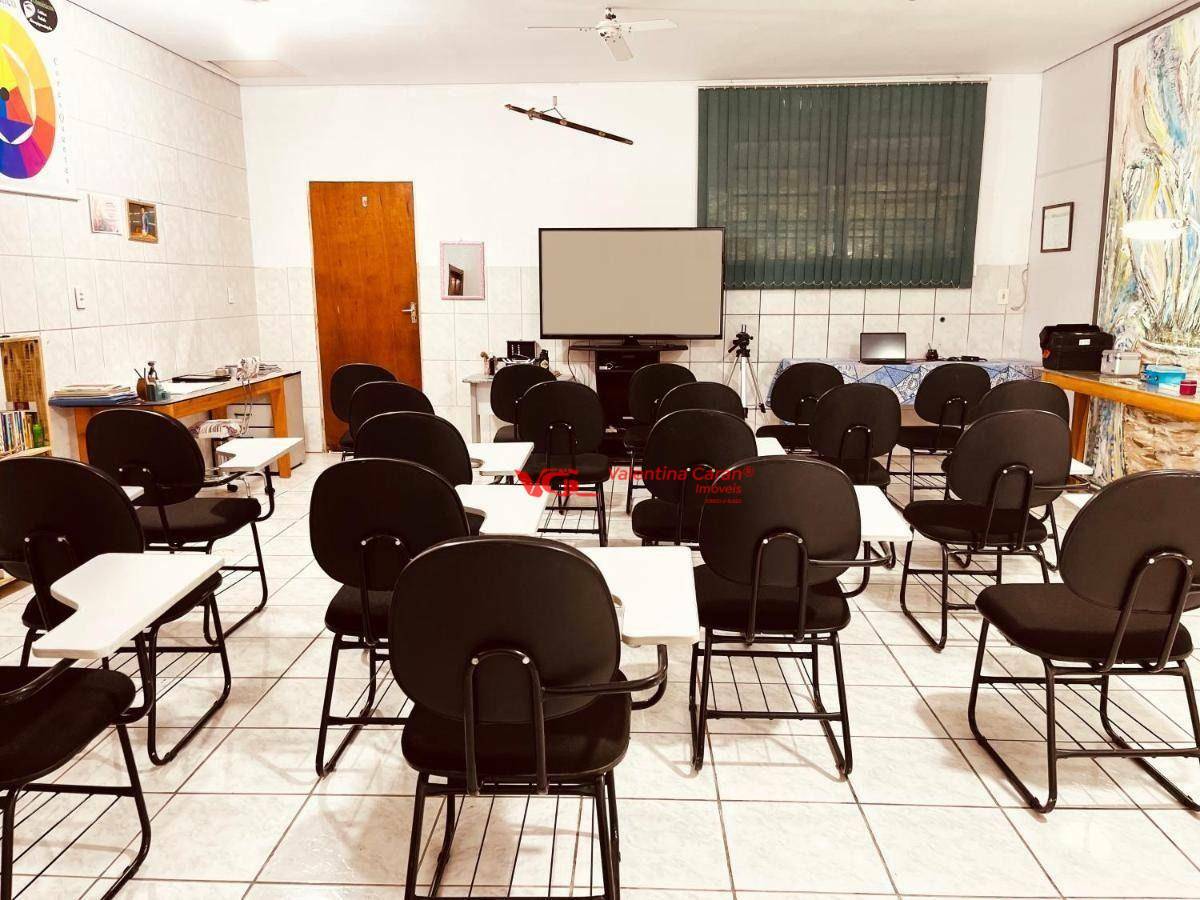 Sobrado à venda com 8 quartos, 500m² - Foto 2