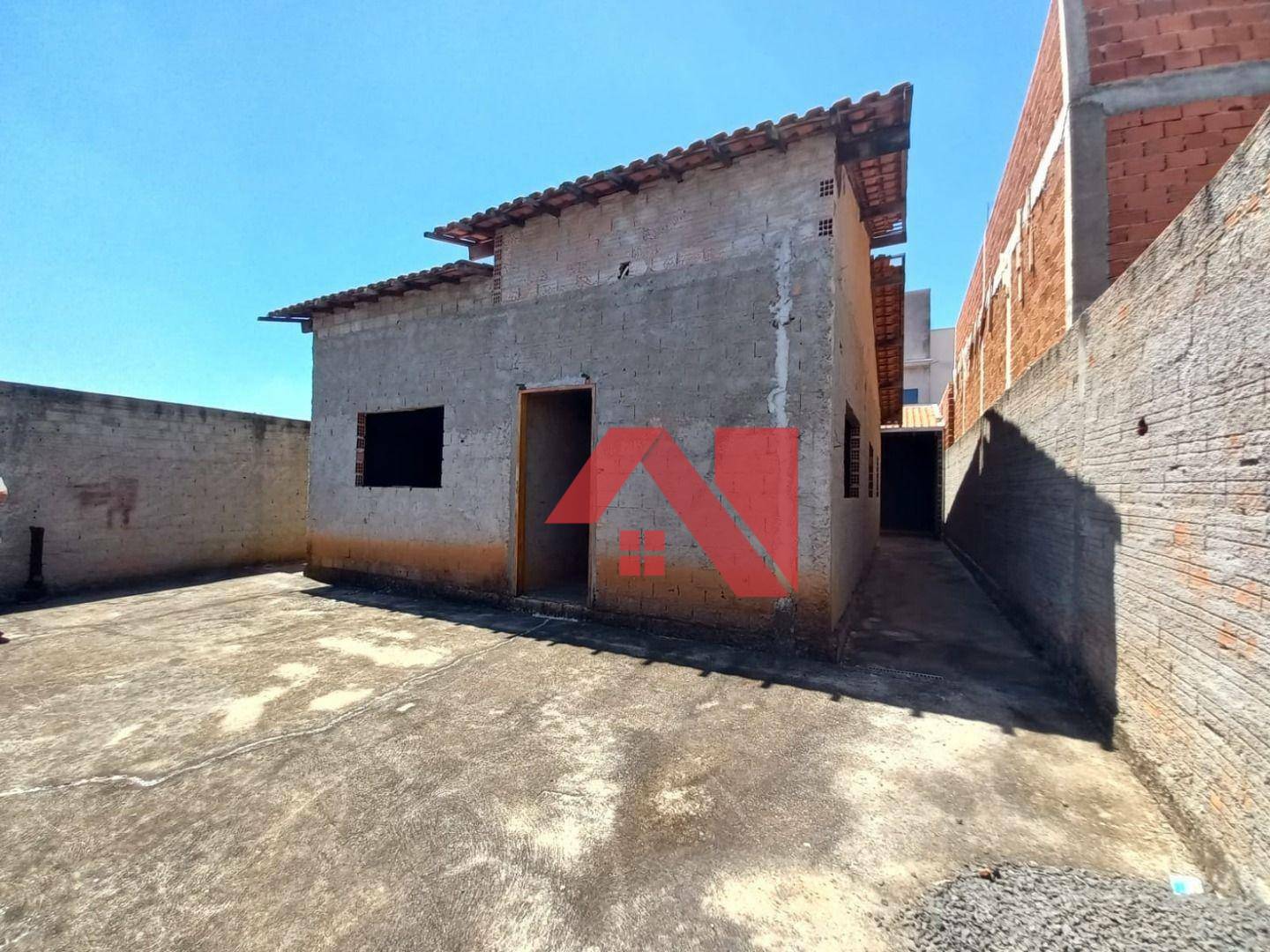 Casa à venda com 4 quartos, 118m² - Foto 1