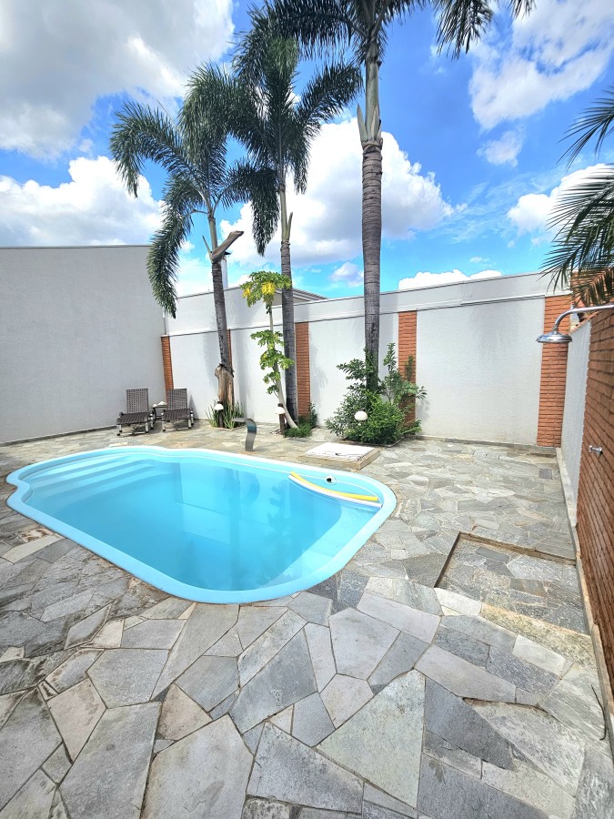 Casa à venda com 3 quartos, 250m² - Foto 1
