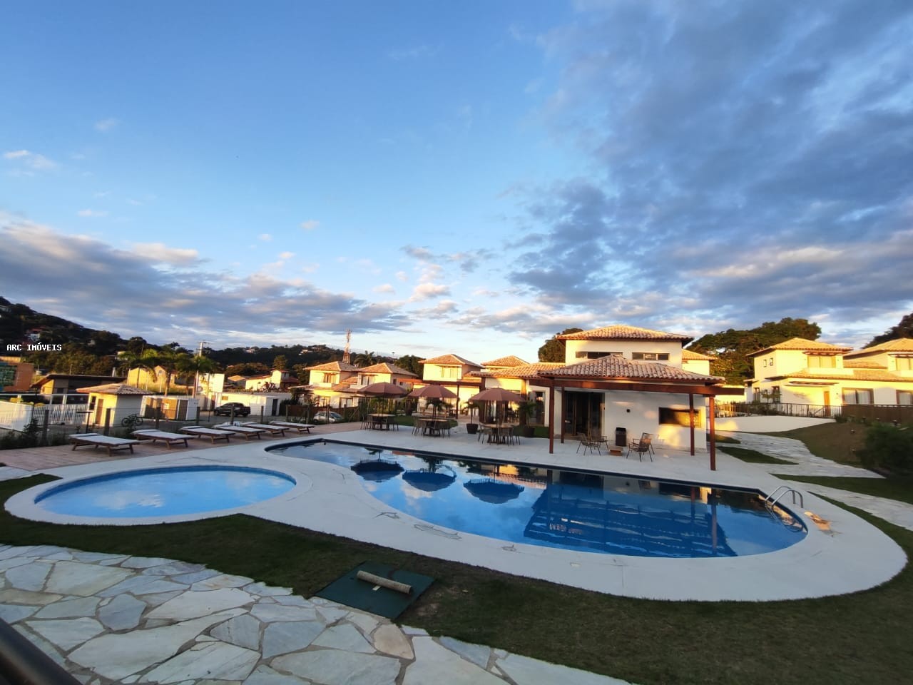 Casa de Condomínio à venda com 4 quartos, 312m² - Foto 2
