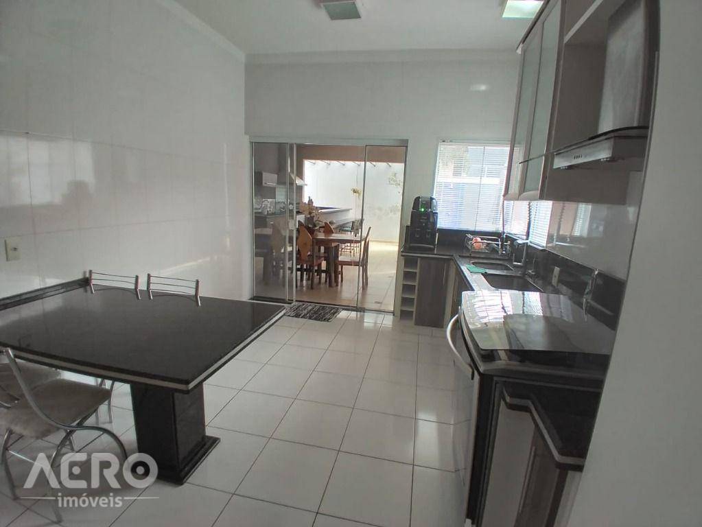 Casa à venda e aluguel com 3 quartos, 230m² - Foto 22