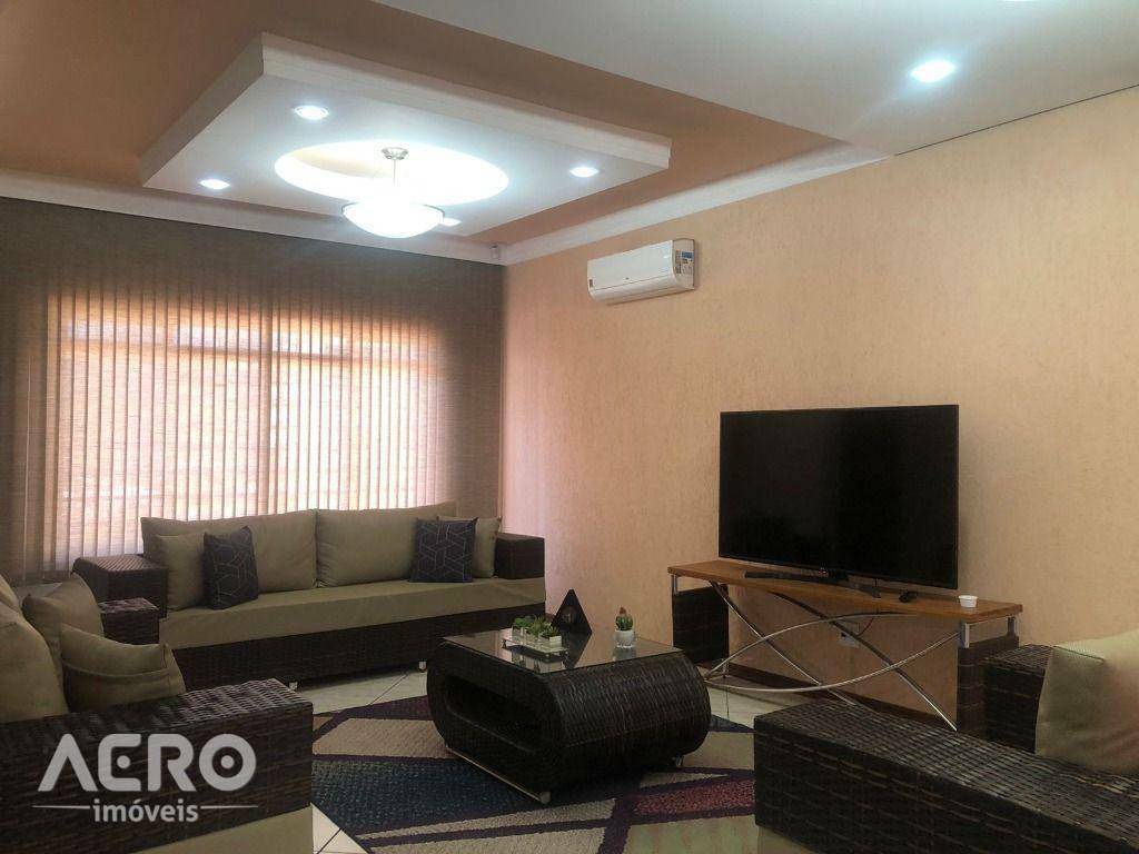 Casa à venda com 3 quartos, 251m² - Foto 1