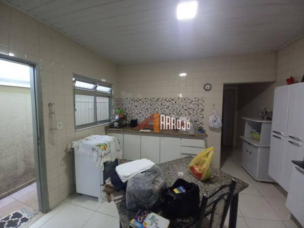 Casa à venda com 2 quartos, 90m² - Foto 3