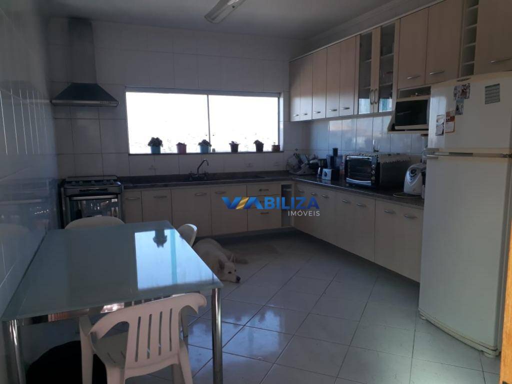 Sobrado à venda com 3 quartos, 230m² - Foto 1