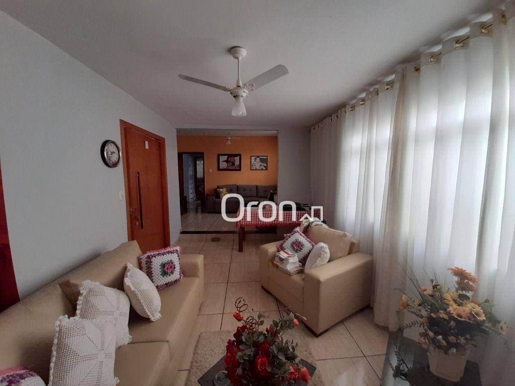 Casa à venda com 4 quartos, 186m² - Foto 2