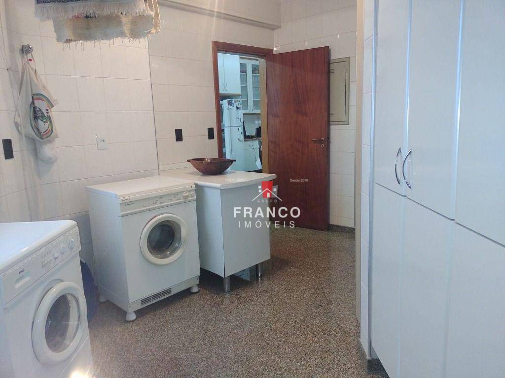 Apartamento para alugar com 3 quartos, 242m² - Foto 18