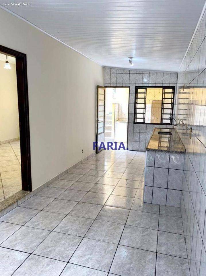 Casa à venda com 5 quartos, 209m² - Foto 4