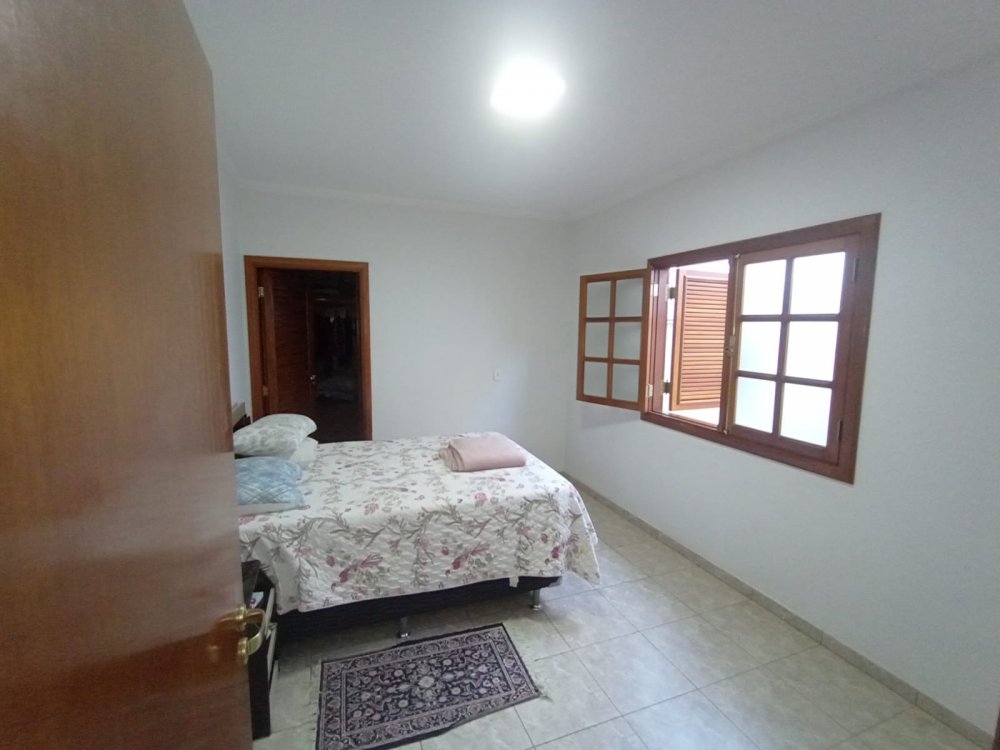 Casa para alugar com 4 quartos, 300m² - Foto 4